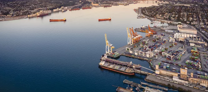 Baie Burrard avec navires et terminaux