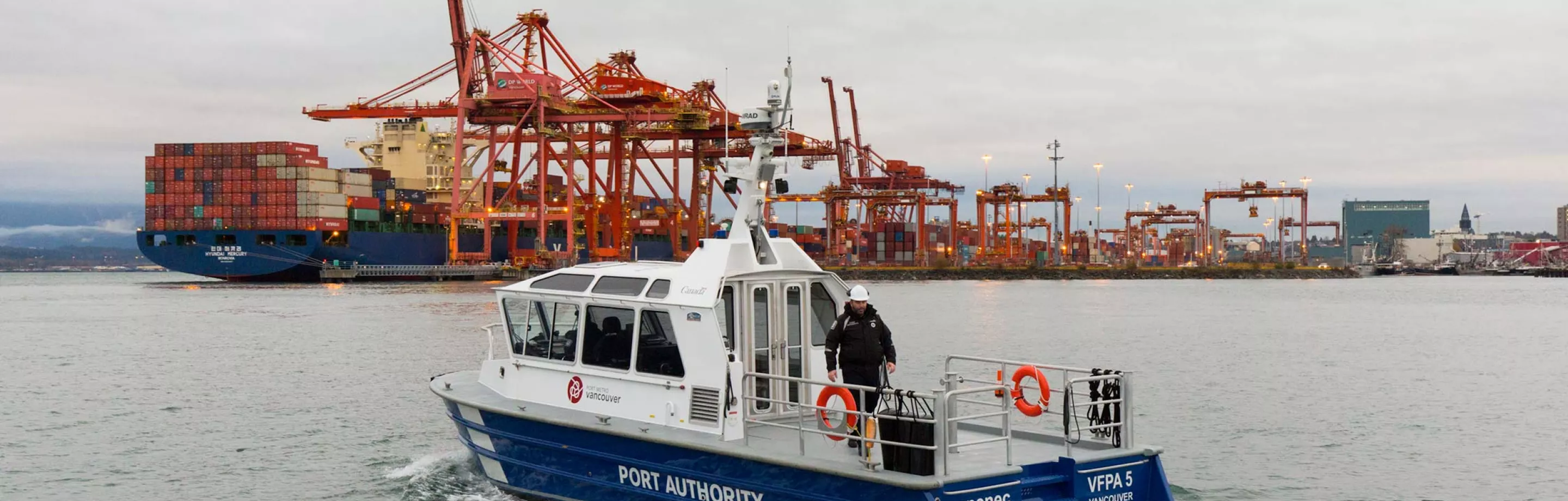 Photo d'un patrouilleur portuaire et du terminal à conteneurs Centerm