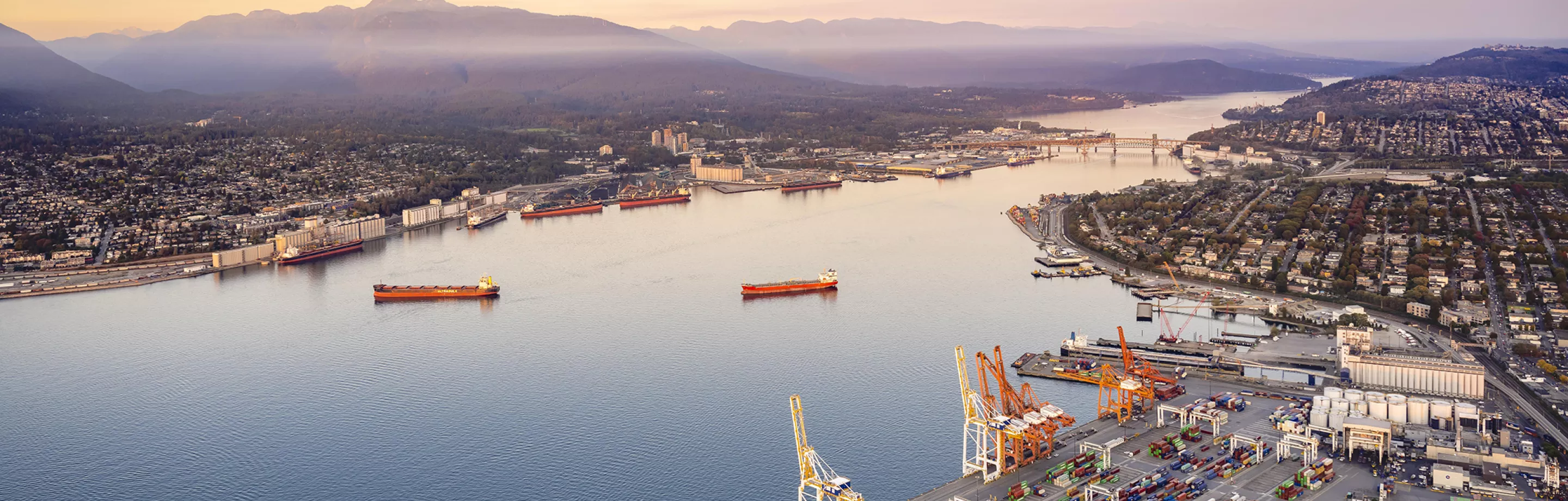 Vue aérienne du port de Vancouver et de la ville de Vancouver