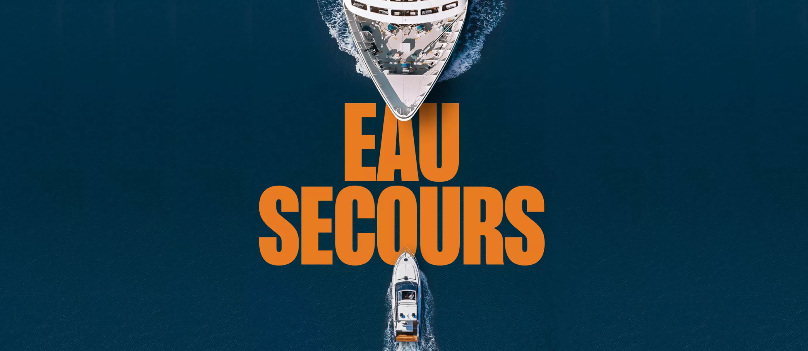 Une bannière promotionnelle montre deux bateaux naviguant sur un océan bleu profond, l'un grand et l'autre plus petit, se dirigeant l'un vers l'autre depuis des directions opposées. Le grand texte "EAU SECOURS" est placé en lettres majuscules orange entre les deux navires. La perspective est vue d'en haut, mettant en évidence la différence de taille entre les bateaux.