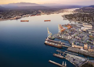 Baie Burrard avec navires et terminaux