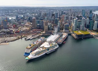 Des bateaux de croisière amarrés au terminal de croisière Canada Place au Port de Vancouver