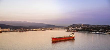 Un navire de transport de marchandises en vrac flotte sur l'eau au crépuscule